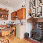 Cozy With Character Vibrant Cottage Style Flat At Leith Links Park