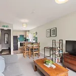 Modern Flat Near Murrayfield Stadium, Sleeps 4
