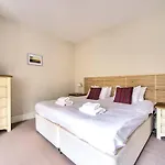 Joivy Bright 1 Bed Flat, Close To Princess Street