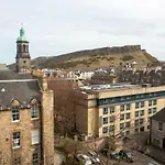 Spacious 2 Bed Apartment In The Heart Of Old Town