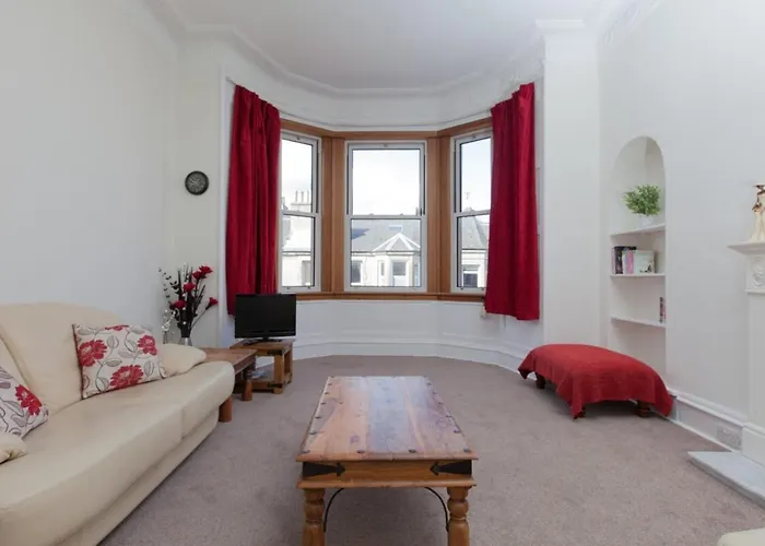 Spacious And Bright Polworth Flat