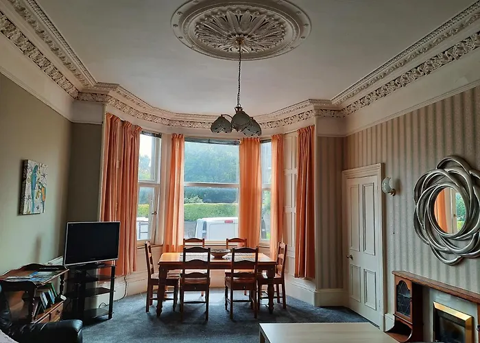 Central Victorian 3 Bedroom Apartment With Free Parking And Private Garden