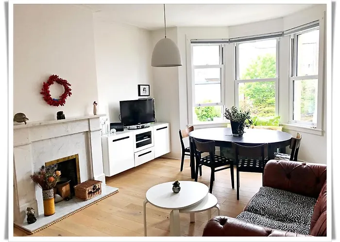 Spacious And Modern 2 Bedroom Flat Near The City Centre