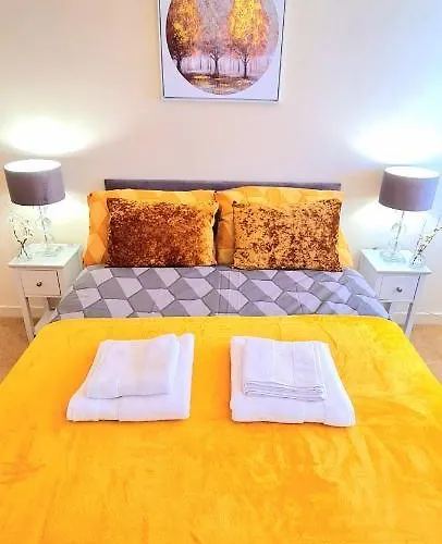 Elegant 2 Bedroom City Centre Apartment - Free Parking - Private Balcony - Stunning Views