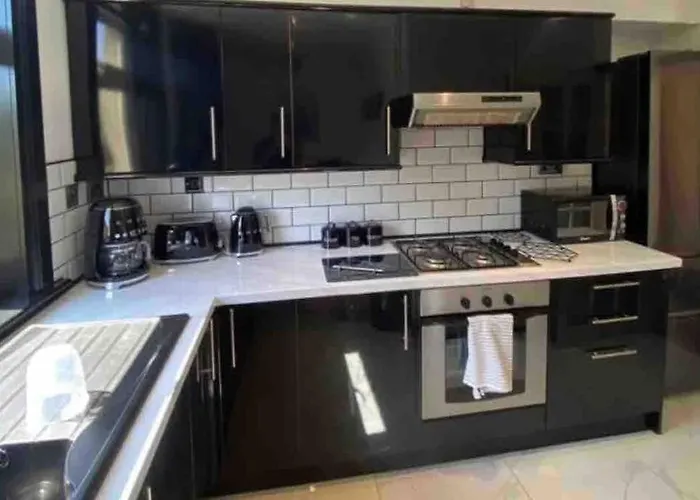 Lovely 2 Bedroom With Private Garden