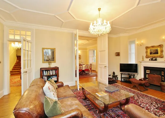 Ramsay Garden - Spacious 3-Bedroom Apartment Next To Edinburgh Castle