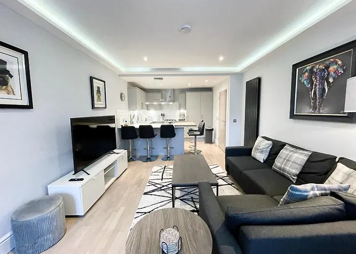 Modern 3 Bedroom Apartment, West End