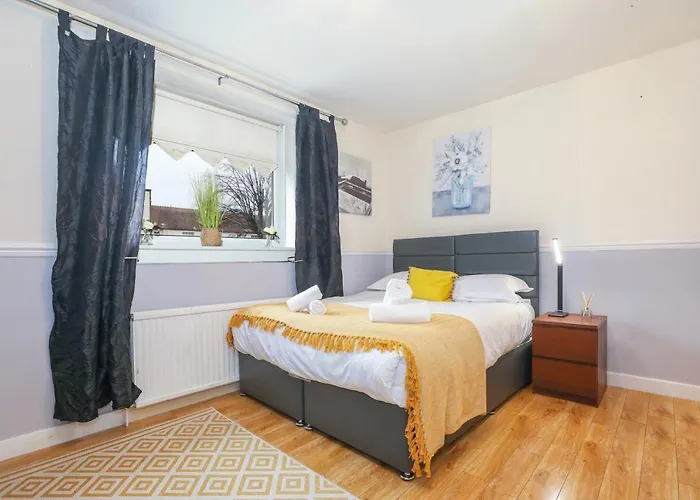 Beautiful 4 Bedroom Cottage - Ideal Location - Free Parking