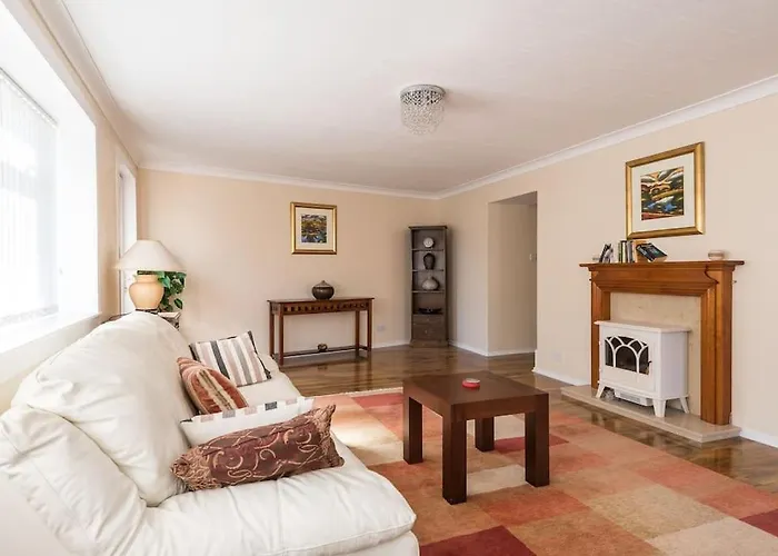 Cosy & Bright Semi-Detached House