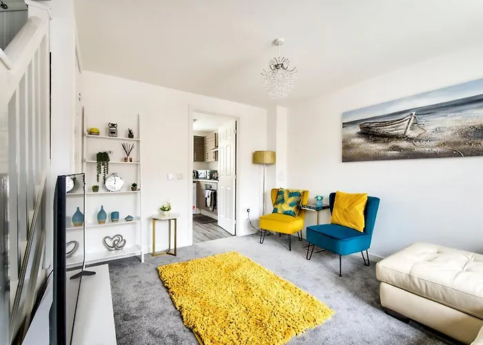 2-Bedroom Holiday Home With Private Garden & Parking