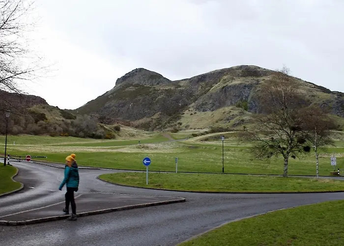2 Bedrooms Flat Central Edinburgh, Sleeps 6, In The Shadow Of Holyrood Park And Arthur\'S Seat With Free Parking, Two Bed Rooms