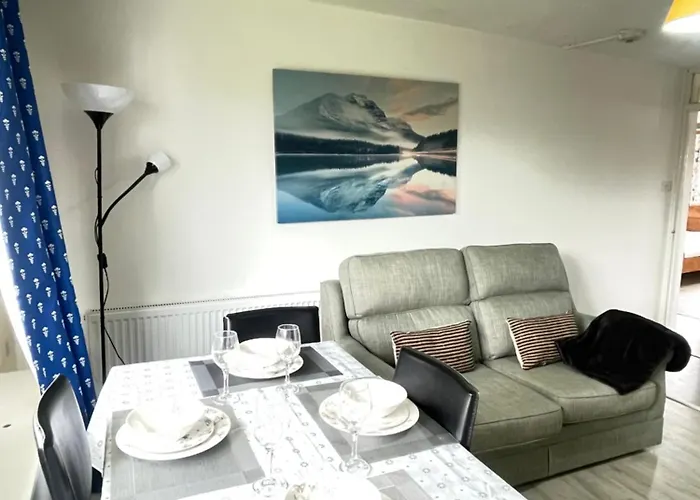 3 Bed Serviced Accommodation With Free Parking & Tram Stop, 10 Minutes From Airport And Center