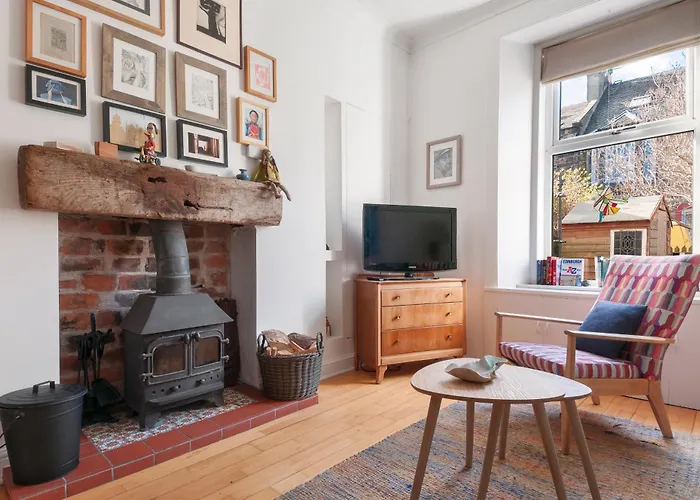 Cozy With Character Vibrant Cottage Style Flat At Leith Links Park