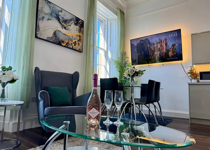 Spacious Luxury 3 Bedroom, 2 Bathroom Apartment - Next To Royal Mile And Edinburgh Castle !