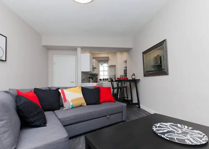 Stylish Royal Mile Apartment With Balcony