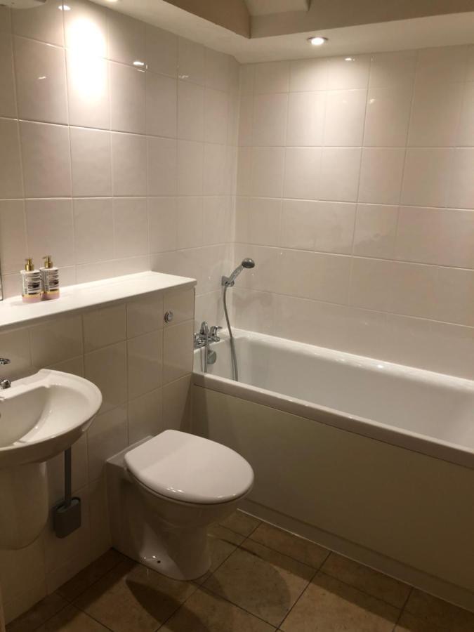 Apartment 2 Bed 2 Bath With Private Parking