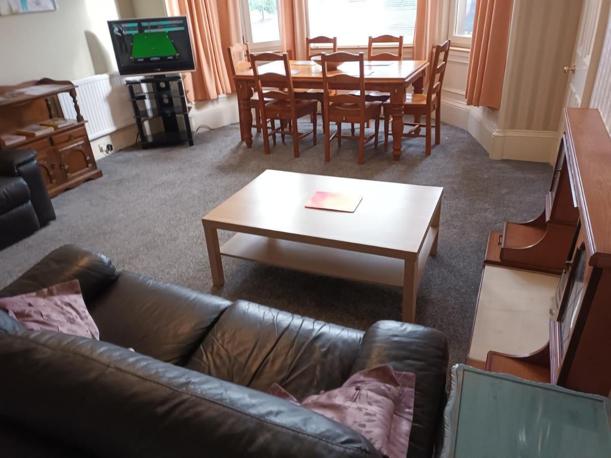 Victorian 3 Bedroom With Free Parking And Private Garden *