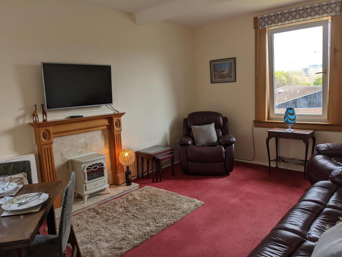 Large 3 Bedroom Apartment/flat In Ideal Location Appartement *