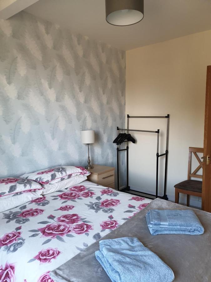 Large 3 Bedroom Apartment/flat In Ideal Location *
