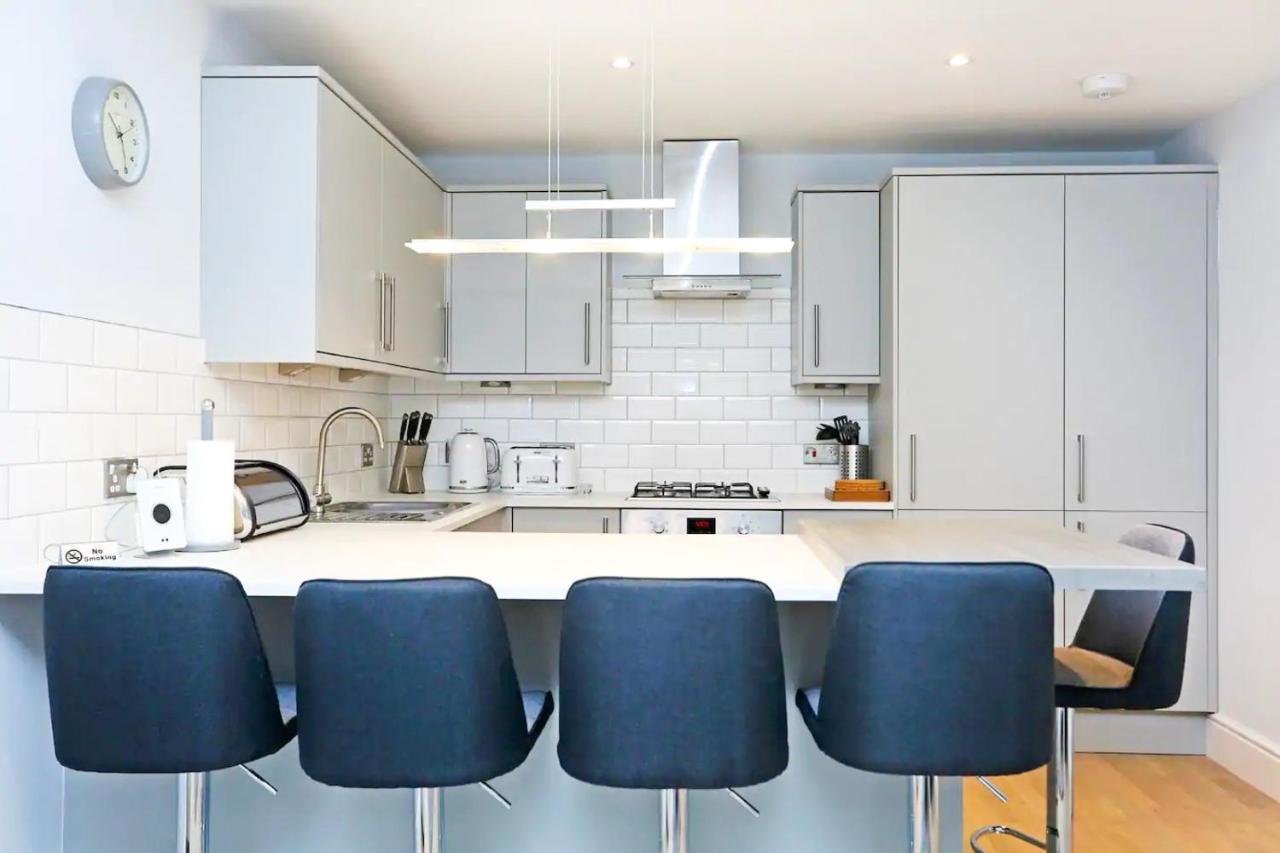 Modern 3 Bedroom Apartment, West End *