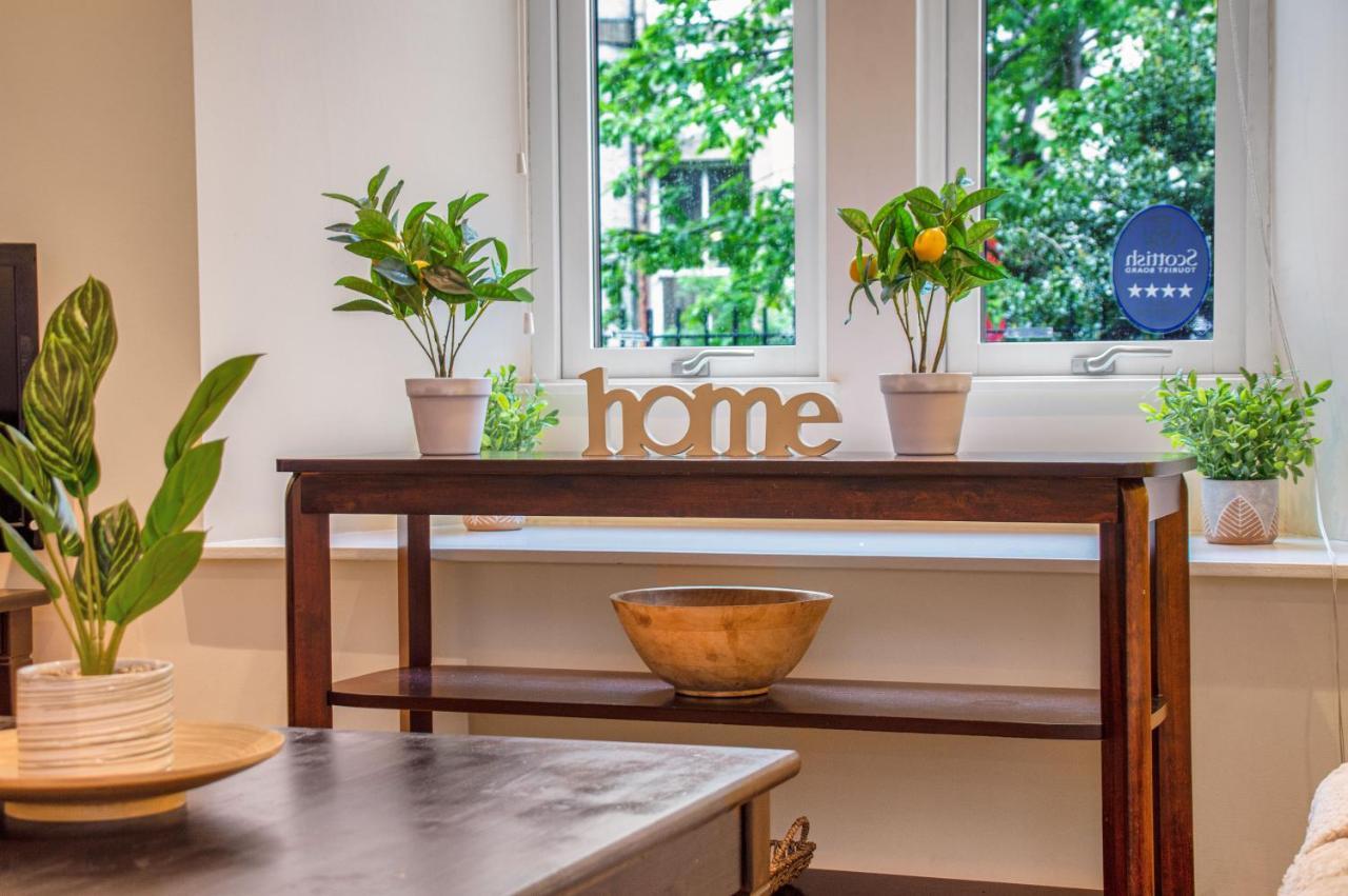Stylish & Modern 2 Bedroom Ground Floor Close To Centre In Stunning Converted Church - Near Haymarket Train Station - Sleeps Up To 5 Guests Appartement Edinburgh