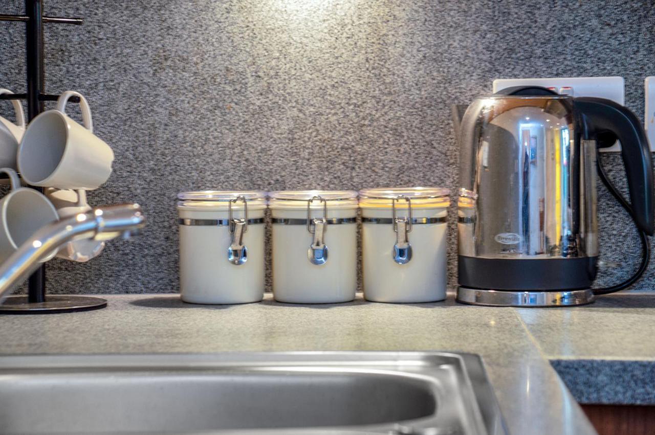 Stylish & Modern 2 Bedroom Ground Floor Close To Centre In Stunning Converted Church - Near Haymarket Train Station - Sleeps Up To 5 Guests Appartement Edinburgh