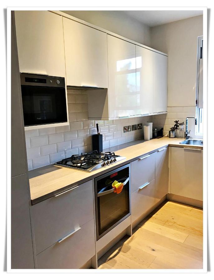 Spacious And Modern 2 Bedroom Flat Near The Centre *