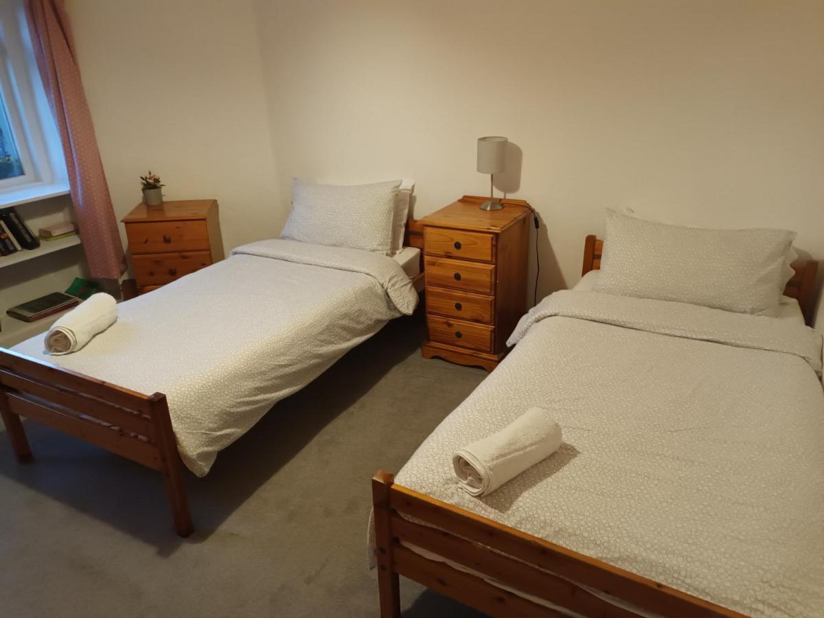 Victorian 3 Bedroom With Free Parking And Private Garden Apartment *