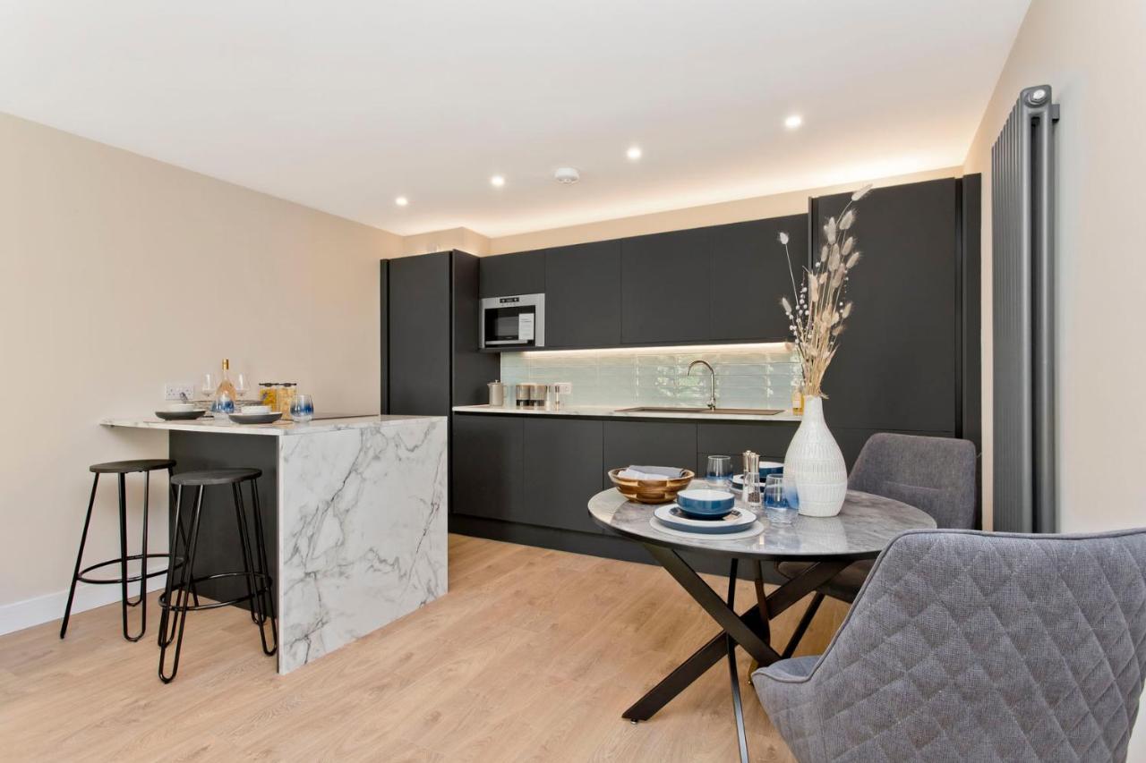 Appartement Modern Centre 2 Bedroom 2 Bathroom Apartments, Main Door Ground With Private Parking EDI