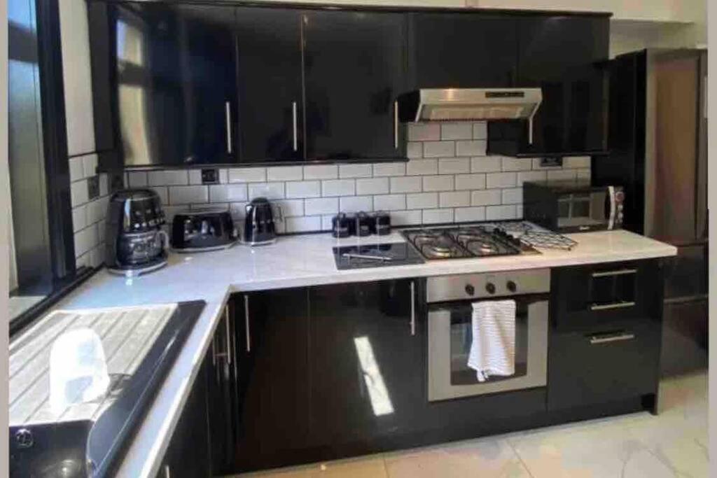 Lovely 2 Bedroom With Private Garden Apartment