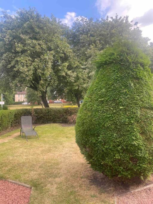 Lovely 2 Bedroom With Private Garden Apartment *