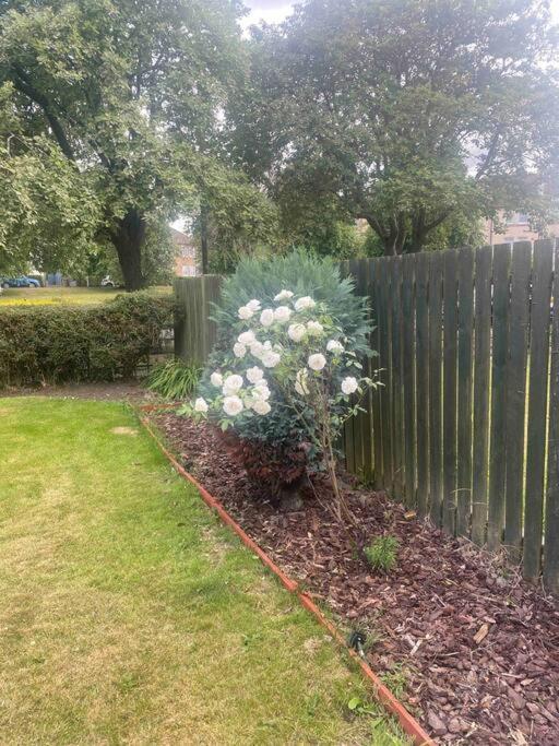 Lovely 2 Bedroom With Private Garden *