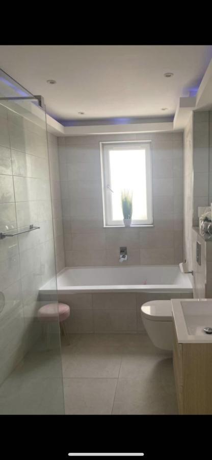 Perfect 4 Bedroom 2 Bathroom *