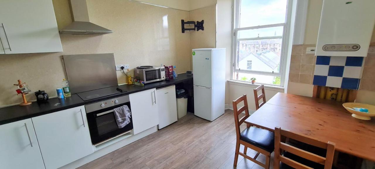 Spacious Ensuite In Centre - Five Star Amenities - Excellent Location