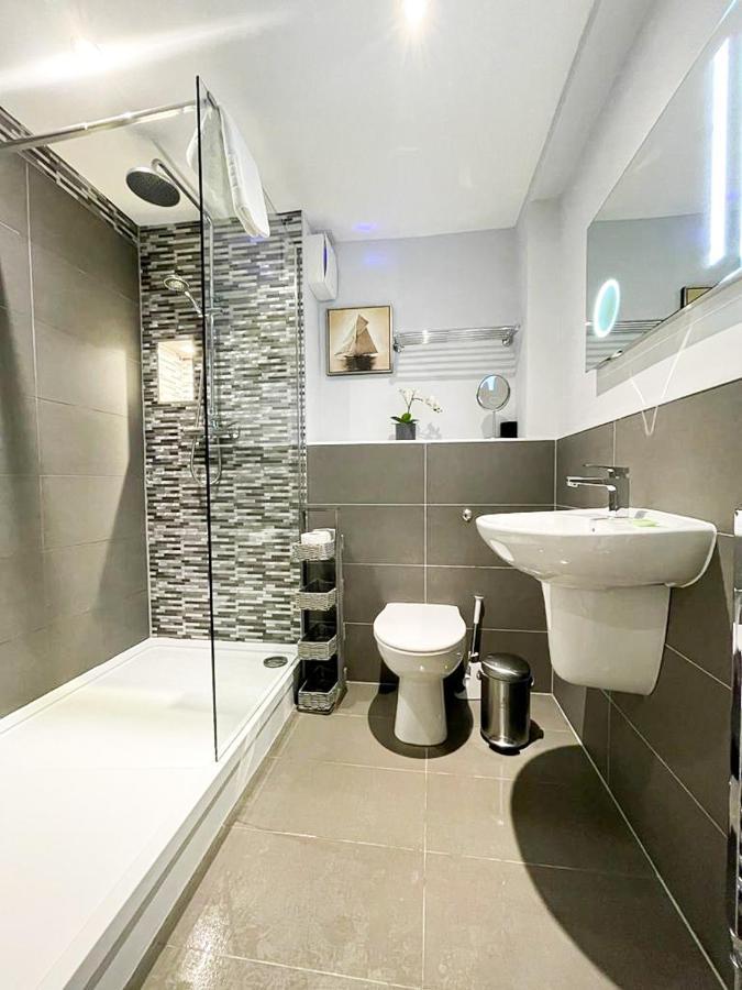 Modern 3 Bedroom Apartment, West End EDI