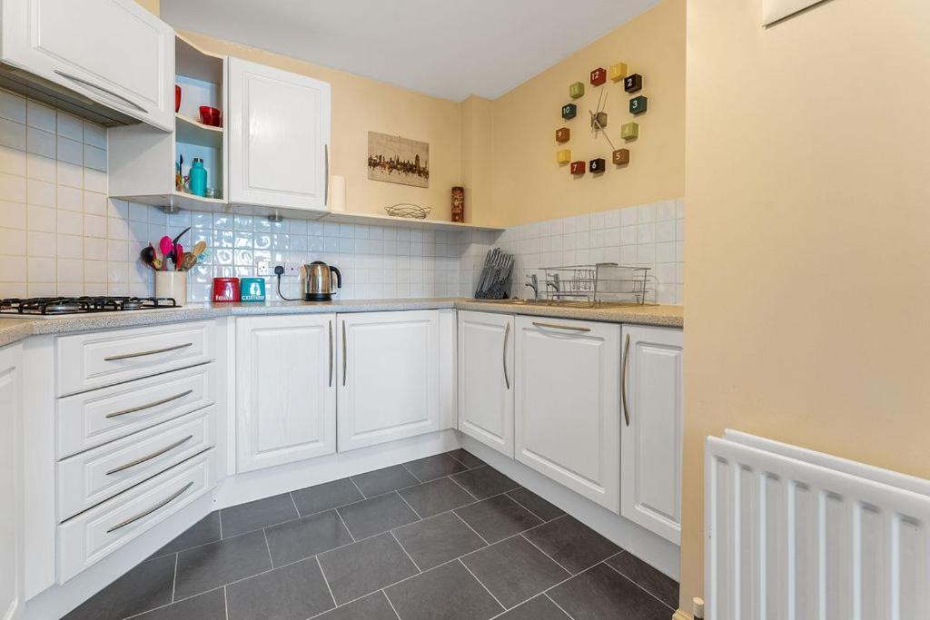 Modern 1br Flat - Free Parking + Lift Apartment