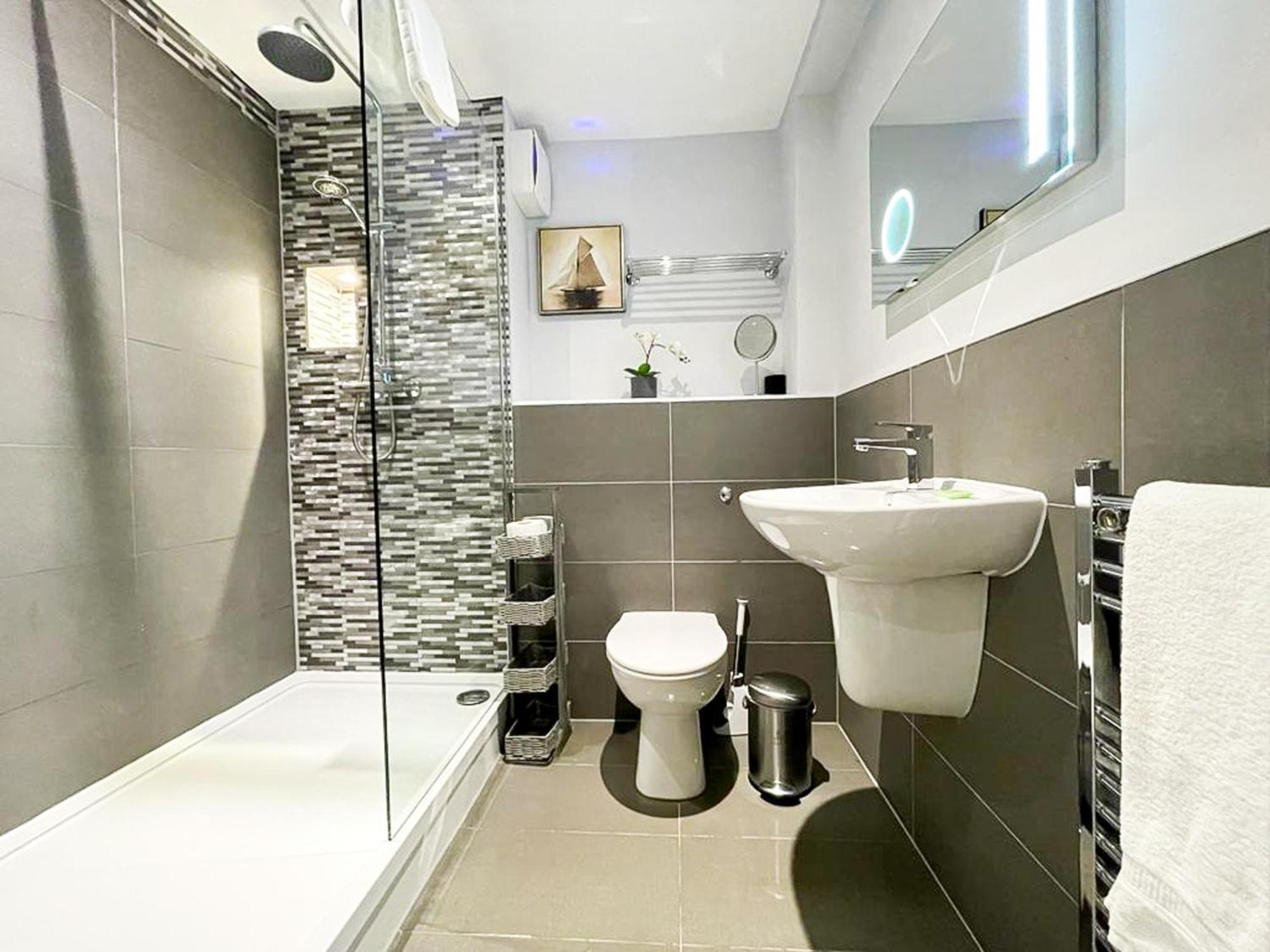 Modern 3 Bedroom Apartment, West End Appartement *