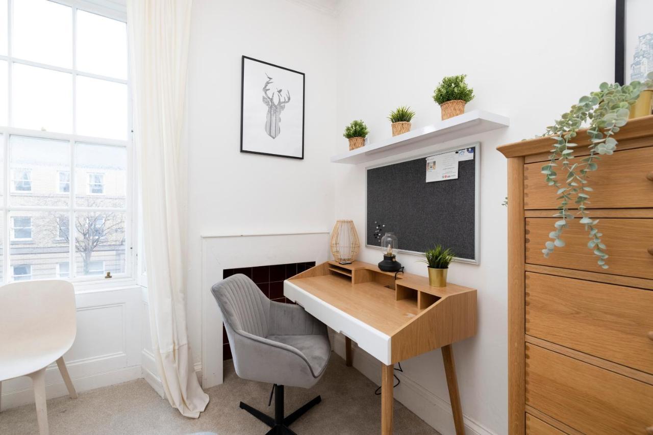Joivy Bright And Modern Flat With Desk