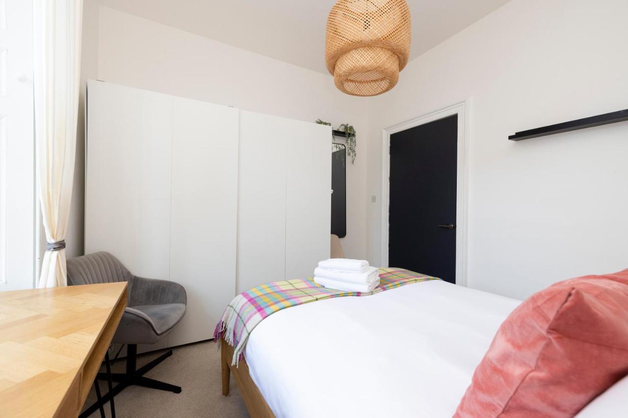 Joivy Bright And Modern Flat With Desk EDI