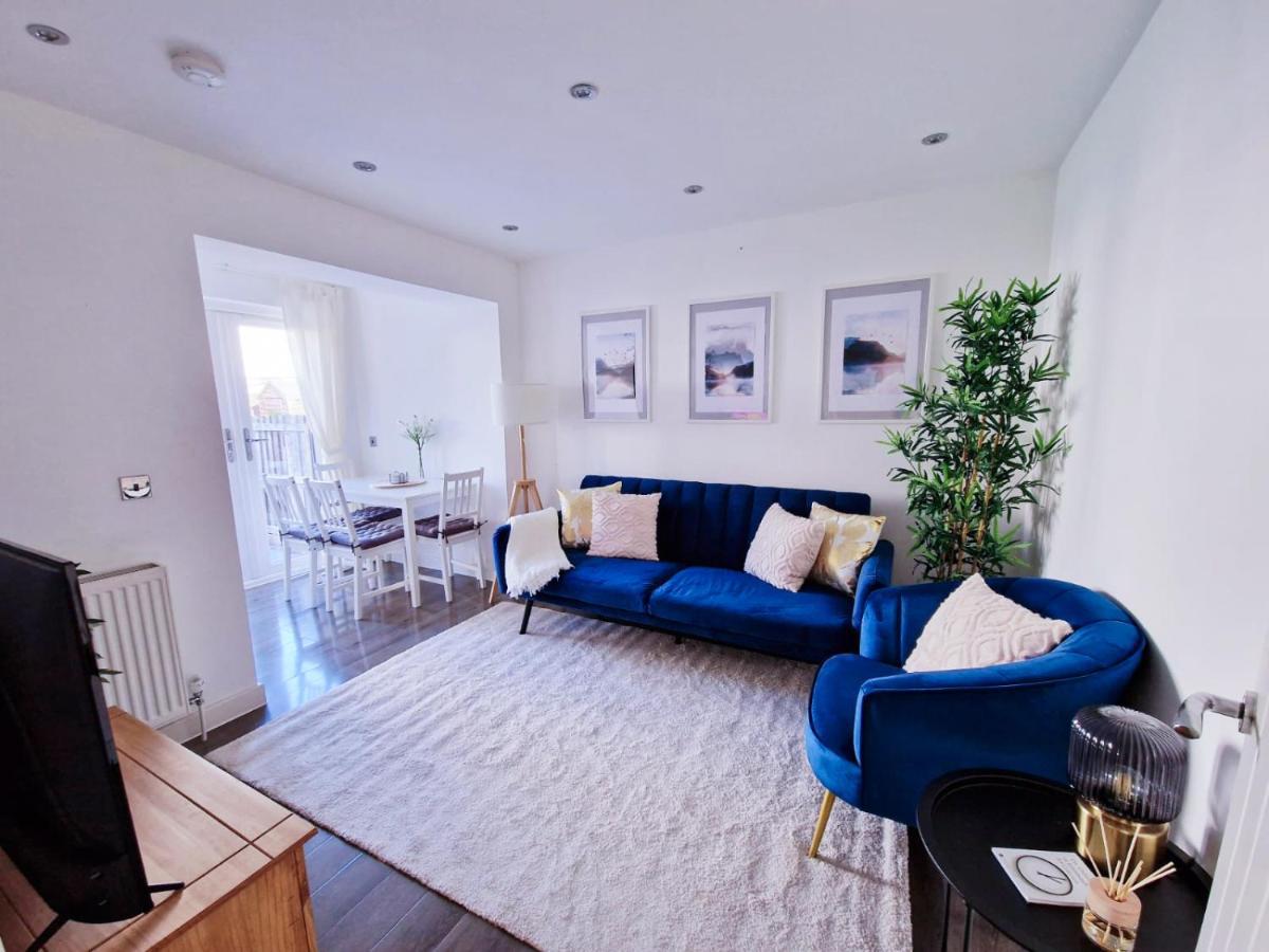 Spacious & Modern 3 Bedroom House - Free Parking - Front & Back Garden - Private Main Door Entrance EDI