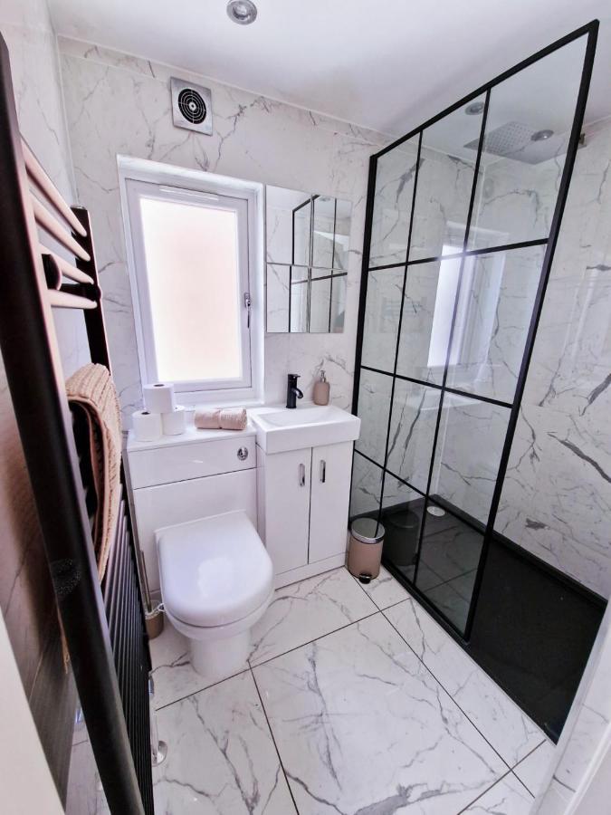 Appartement Spacious & Modern 3 Bedroom House - Free Parking - Front & Back Garden - Private Main Door Entrance *