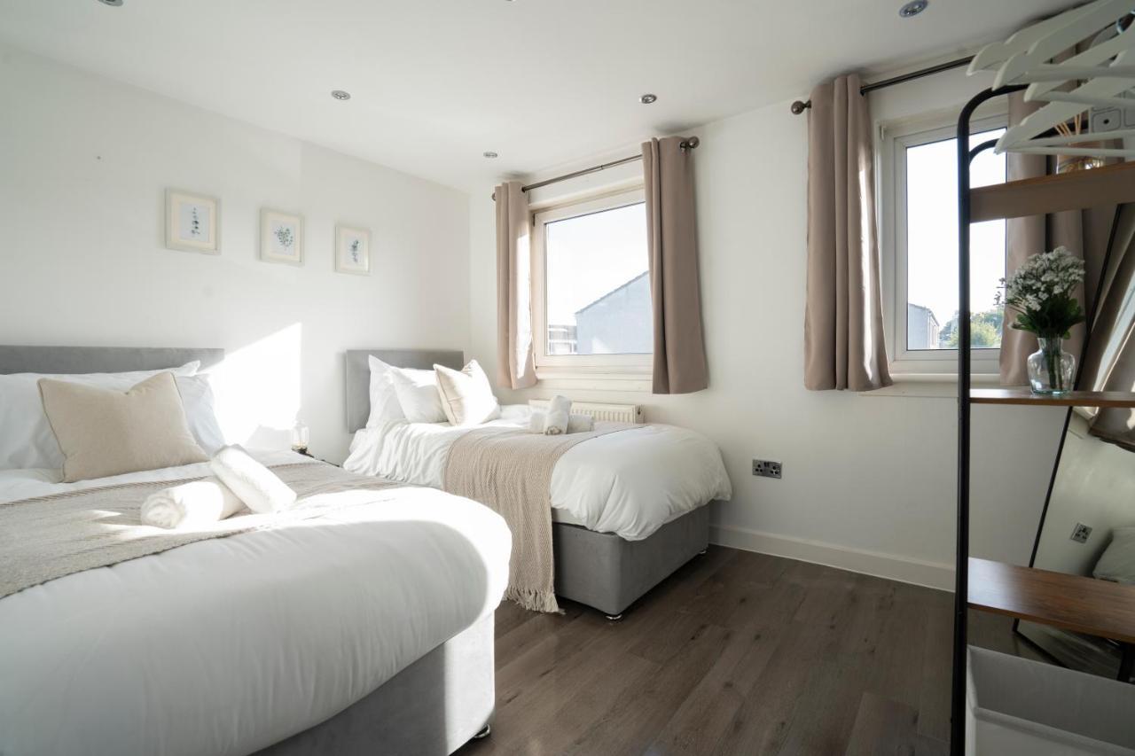 Spacious & Modern 3 Bedroom House - Free Parking - Front & Back Garden - Private Main Door Entrance Appartement