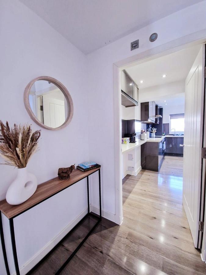 Appartement Spacious & Modern 3 Bedroom House - Free Parking - Front & Back Garden - Private Main Door Entrance EDI