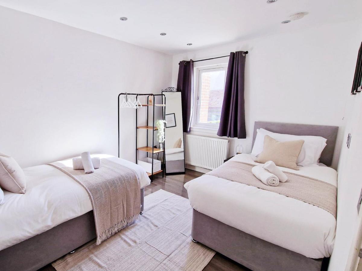 Appartement Spacious & Modern 3 Bedroom House - Free Parking - Front & Back Garden - Private Main Door Entrance *