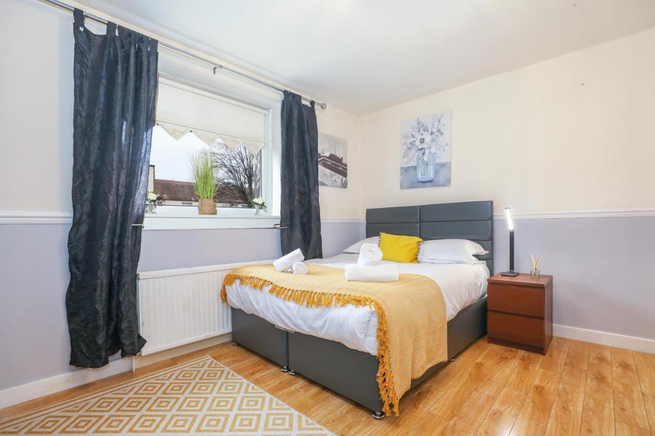 Beautiful 4 Bedroom - Ideal Location - Free Parking Vakantiehuis