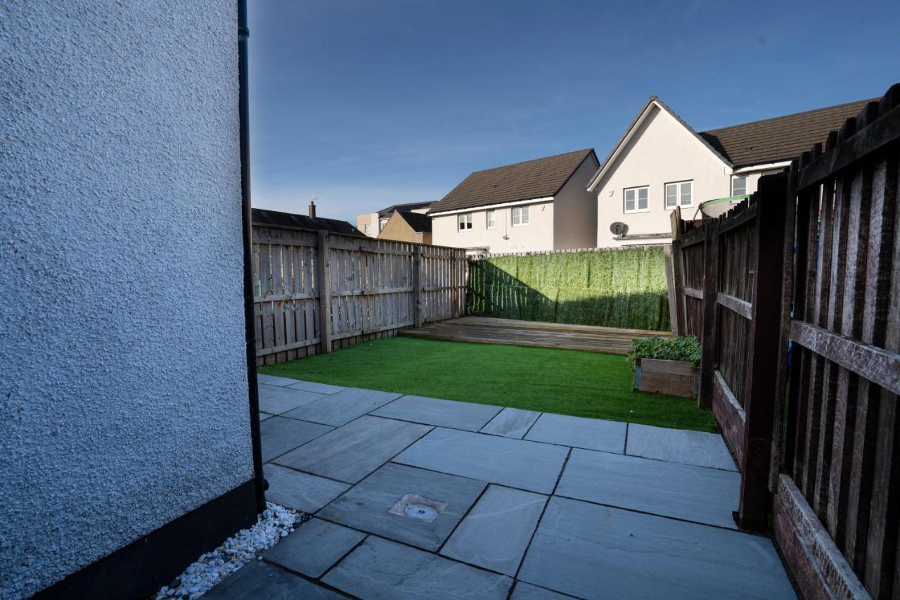 Appartement Spacious & Modern 3 Bedroom House - Free Parking - Front & Back Garden - Private Main Door Entrance *