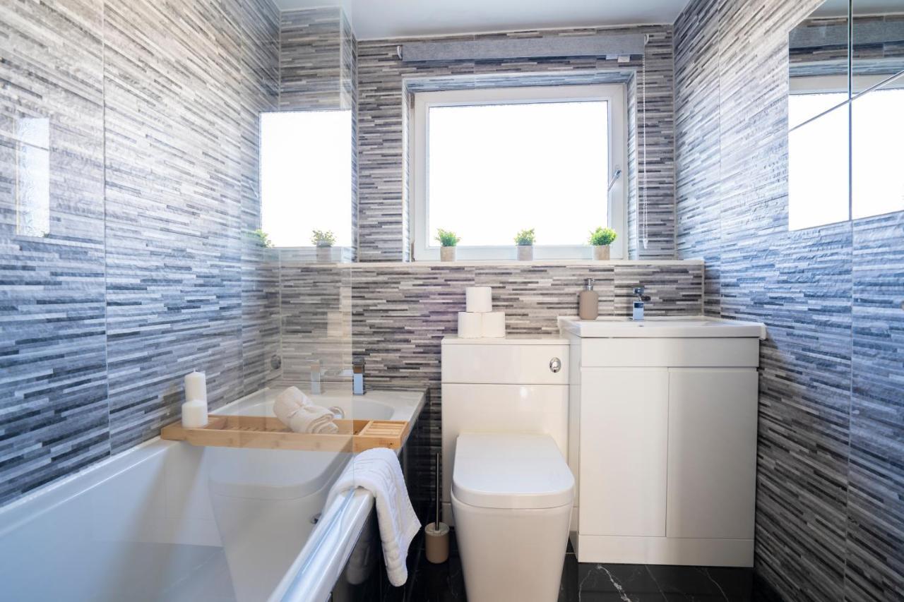 Spacious & Modern 3 Bedroom House - Free Parking - Front & Back Garden - Private Main Door Entrance * EDI