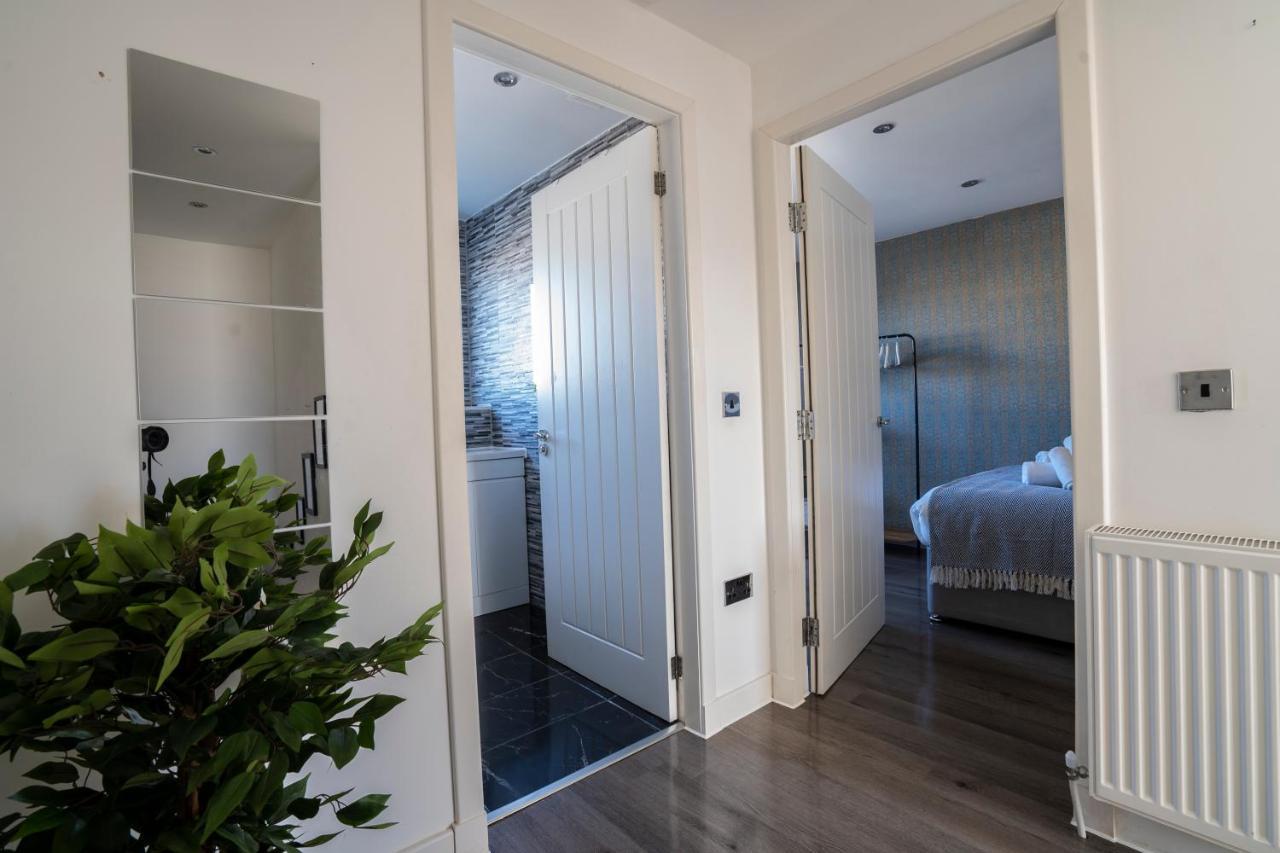 Spacious & Modern 3 Bedroom House - Free Parking - Front & Back Garden - Private Main Door Entrance Appartement