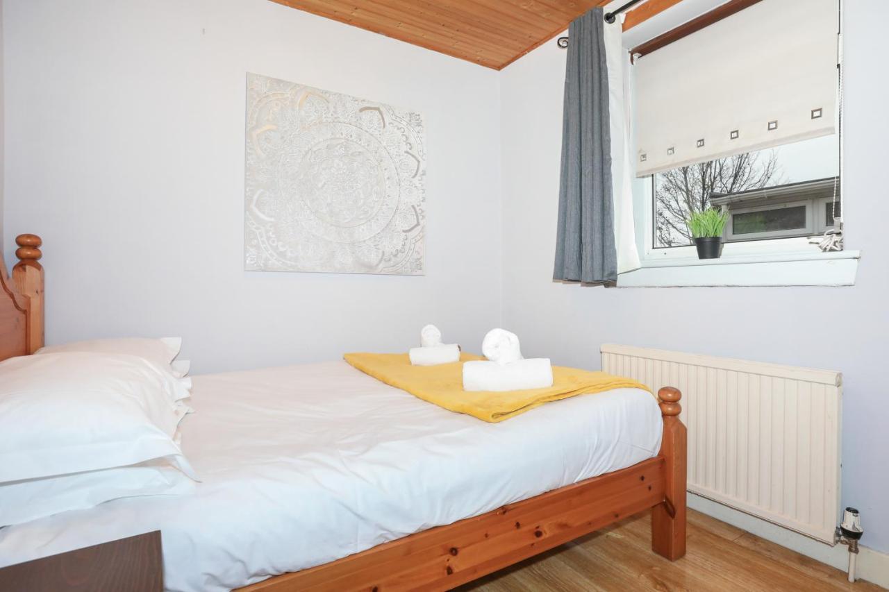 Beautiful 4 Bedroom - Ideal Location - Free Parking
