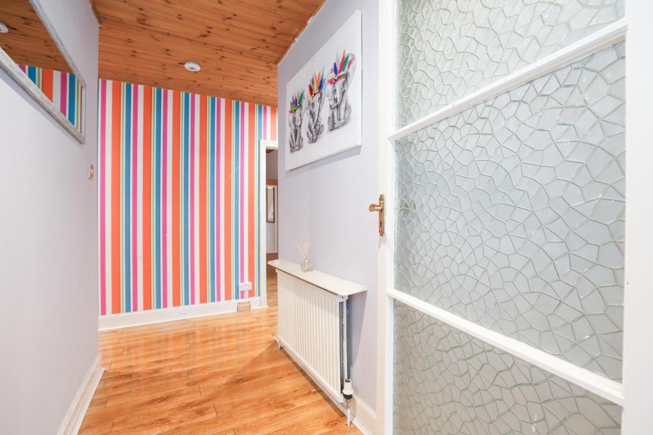 Beautiful 4 Bedroom - Ideal Location - Free Parking Vakantiehuis